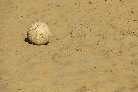 在沙沙滩上被摧毁的足球球图片