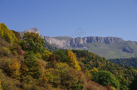 亚美尼亚 Dilijan 国家公园的全景森林和岩石图片