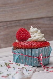 带有奶油奶酪霜冻的红纸杯蛋糕甜点奢华糕点杯子面包派对漩涡木头奶油冰镇图片