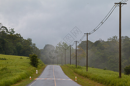 雨后潮湿的道路山脉城市下雨日落公园街道运输反射旅行小路图片