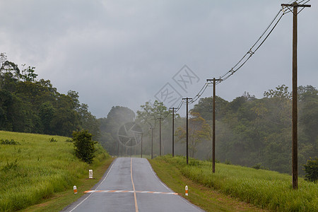 雨后潮湿的道路季节小路城市农村树木旅行天气运输山脉天空图片