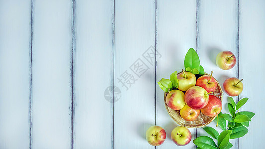 顶端视图红和黄苹果红色绿色饮食竹子食物黄色叶子收成白色水果图片