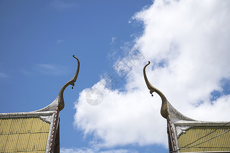寺庙屋顶蛇雕塑在泰国 泰国艺术中的装饰和细节旅行身份蓝色佛教徒雕像天空金子宗教场景文化图片