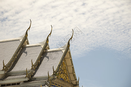 寺庙屋顶蛇雕塑在泰国 泰国艺术中的装饰和细节文化雕像旅行天空建筑身份佛教徒金子蓝色装饰品图片