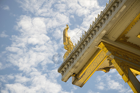 寺庙屋顶蛇雕塑在泰国 泰国艺术中的装饰和细节场景佛教徒建筑宗教文化雕像身份天空金子装饰品图片