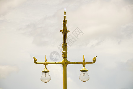泰国的灯架或照明灯具雕像金属天鹅灯笼建筑学宗教蓝色金子水泥文学公园背景图片