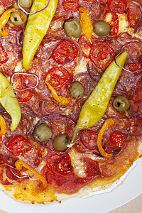 披萨和佩佩罗尼饼的细节餐厅香肠盘子白色黑色红色小吃美食食物午餐图片