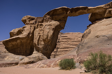 约旦瓦迪鲁姆沙漠Um Fruth岩石桥的景象图片