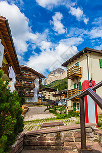 意大利阿尔卑斯山村街房子旅行村庄旅游天空城市假期别墅行人高山图片