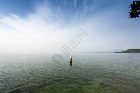 意大利加尔达湖观察旅行金属地平线旅游支撑邮政风景孤独海标海景图片