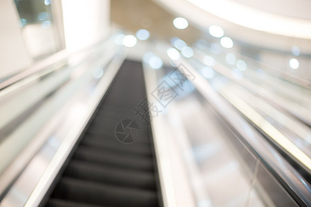 购物商场中心扶梯的模糊视图图片