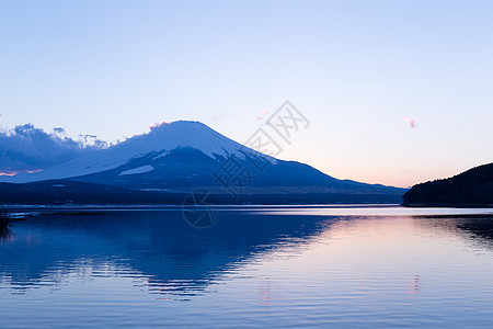 Yamanaka湖的fuji山天际日落金子顶峰地标季节公吨蓝色火山天空图片