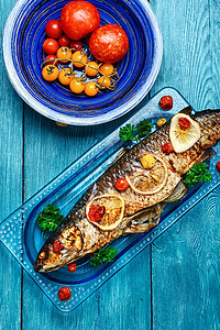 美味烤鱼蔬菜炙烤香菜香料海洋烧烤柠檬盘子西红柿营养图片