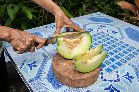 餐桌上的梅子或坎塔罗普沙拉沙拉乡村甜点薄荷小吃桌子午餐西瓜收割机女士图片