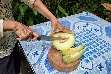 餐桌上的梅子或坎塔罗普沙拉黄瓜甜点烹饪午餐水果桌子叶子西瓜薄荷食物图片