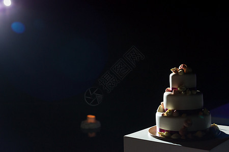 白结婚蛋糕甜点婚姻新娘派对糖果蛋糕食物庆典紫色装饰品图片