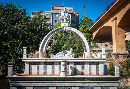 这座城市中的古老喷泉建筑历史性旅游雕像雕塑历史世界建筑学正方形遗产图片