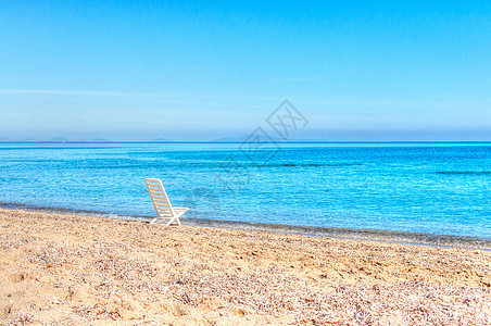 沙滩上的白椅子旅游天空晴天白色海岸休息旅行海洋休息室热带图片