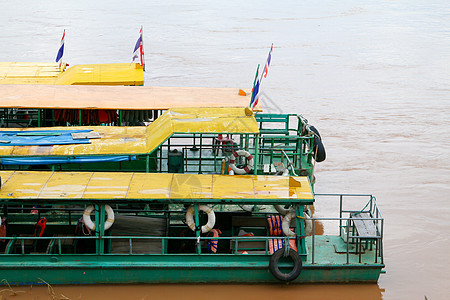 跨越湄公河的船 泰国  老挝环境天空乘客旅游绿色国家生活边界运输旅行图片