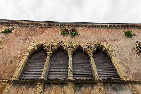 房屋中的旧窗口装饰花朵石头植物平房建筑盒子框架村庄建筑学图片