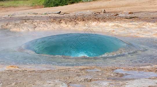 著名的冰岛蒸汽火山轮缘二氧化硅地热气泡喷泉图片