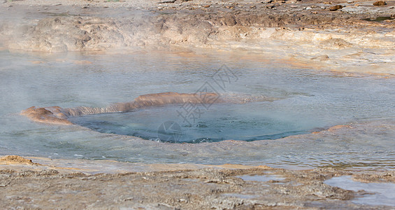 著名的冰岛火山蒸汽喷泉二氧化硅轮缘地热气泡图片