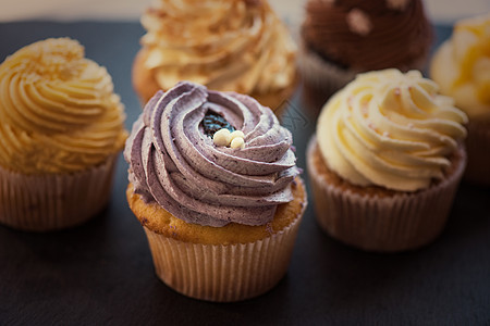 Cupcake饼 沙漠奶油巧克力奶油香草小雨美食磨砂庆典装潢小吃石头图片