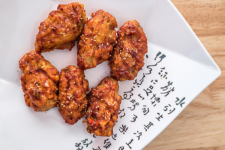 辣可口香炸鸡小吃美食鸡腿棕色盘子午餐餐厅家禽食物垃圾图片