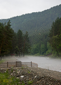 清晨 雾在河边弥漫蓝色自然旅行季节岩石公园场景环境反射阴霾图片