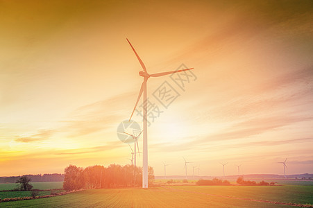 日落时风涡轮机桅杆旋转金属植物螺旋桨资源蓝色环境活力刀片图片