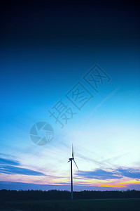 日落时风涡轮机风车金属刀片日出桅杆太阳发电机环境蓝色农场图片