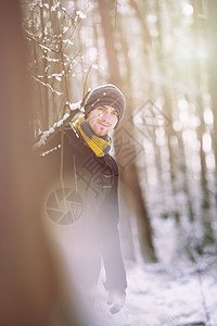 冬季在森林中行走的男子旅游远足者场地木头旅行季节场景小路男人天气图片
