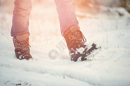 雪中冬鞋 缝合闲暇衣服女士运动员踪迹跑步活动乐趣运动耐力图片