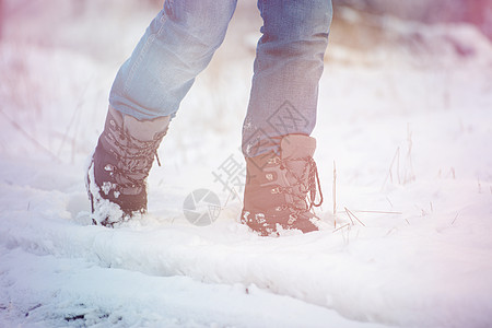 雪中冬鞋 缝合衣服乐趣活动踪迹女士晴天闲暇跑步耐力男人图片