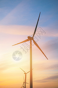 日落时风涡轮机蓝色农场太阳发电机植物桅杆金属日出环境螺旋桨图片