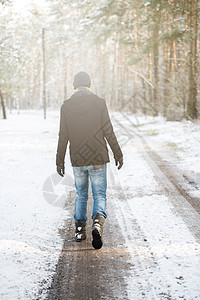 冬季在森林中行走的男子旅行场景活动闲暇远足者国家男人远足木头森林图片