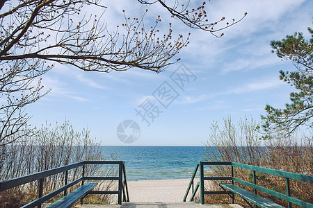 通往用木和制成的海滩的步行道天空旅行风景海景支撑海洋蓝色海岸假期海岸线图片