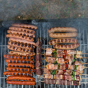 各种肉类的烧烤炉图片