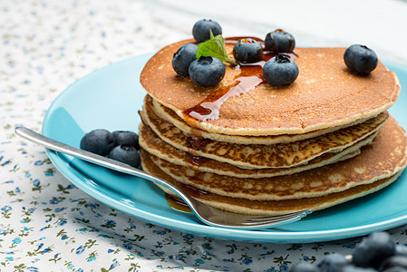 带新鲜黑莓的煎饼蓝色生活盘子美食蜜饯早餐水果碳水甜点桌子图片