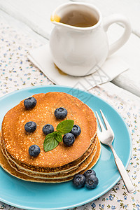 带新鲜黑莓的煎饼水果早餐碳水盘子生活营养吃饭蛋糕桌子餐巾图片