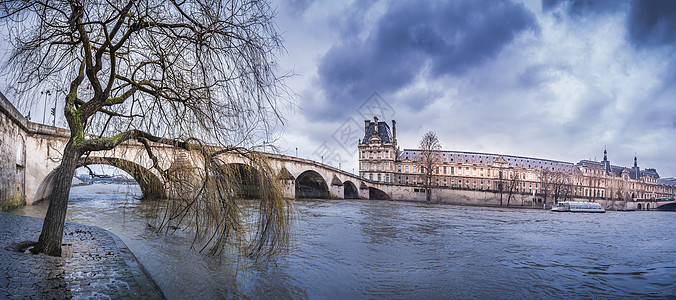 皇家桥和塞内河上空的黑云图片