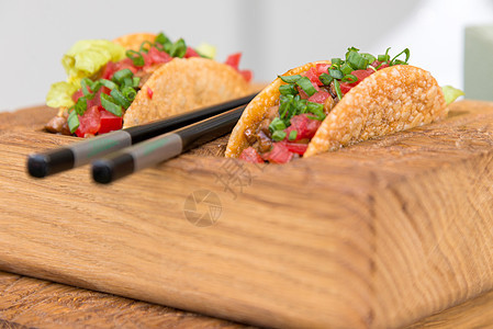 含有牛肉和蔬菜的墨西哥新鲜玉米卷饼壳木头食品方案小吃午餐地面香料饮料胡椒备择图片