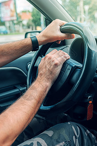 男性驾驶员神经紧张 在交通高峰时推车喇叭压力方向盘挡风玻璃安全控制不耐烦事故车辆运输男人图片