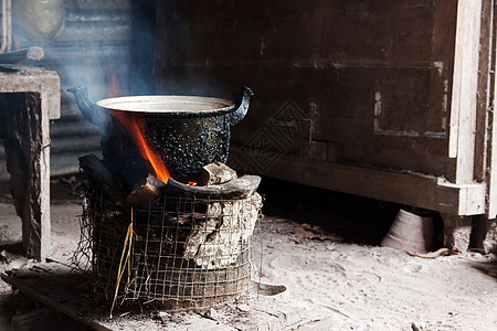 配木炭的烹饪日志火焰火炉木头壁炉石头陶器烤箱厨房工具图片