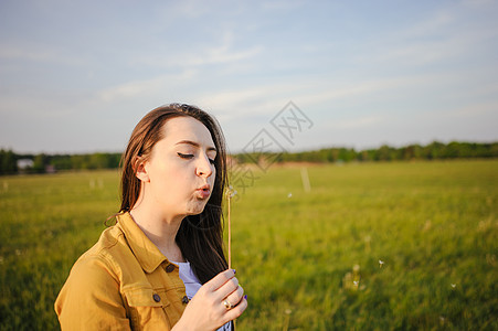 快乐的年轻女孩 享受阳光明媚的春天幸福女性成人草地乐趣头发喜悦场地自由闲暇图片