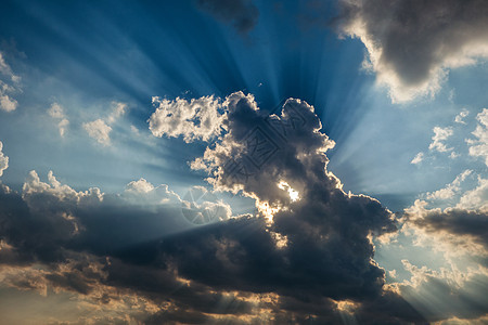 天空与云和太阳荣耀天气上帝环境活力蓝色天堂横梁精神信仰图片