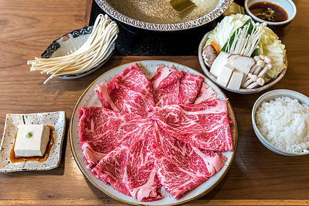 Wagyu牛肉Shabu热锅展示餐厅猪肉蔬菜牛肉菜单器具盘子玉米配料图片