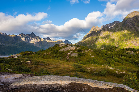 夏季风景多姿多彩 挪威山峰尖锐土地岩石农场蓝色草地假期场地山脉国家旅行图片