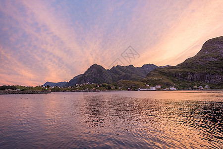 挪威Lofoten 渔业村 苏山峰尖锐的渔村图片