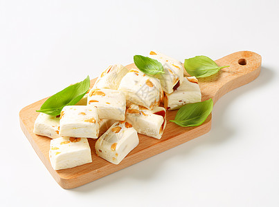 白色软诺瓦立方体坚果干果蜂蜜蜜饯水果砧板花生糖果食物背景图片
